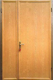 Двустворчатая металлическая дверь для тамбура с панелями из ламината